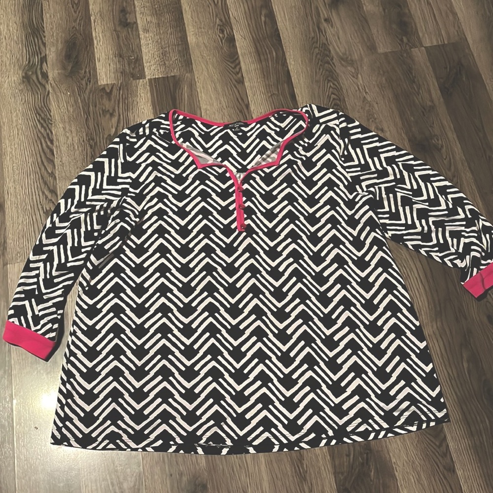 Size 2X dress shirt. Black and white design with pink trim. Very flattering!